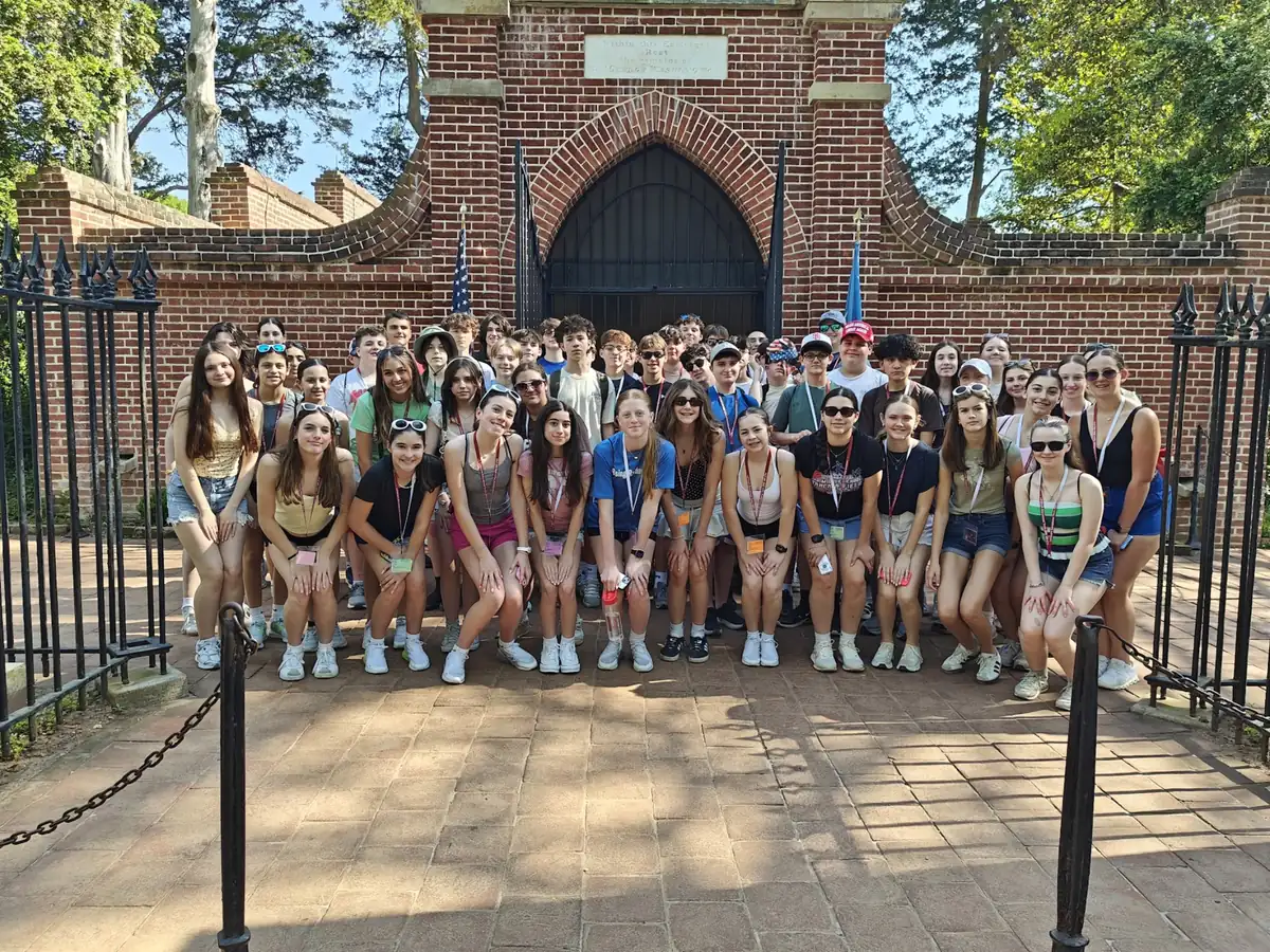 A large Landmark student group at the tomb of George Washington at Mount Vernon