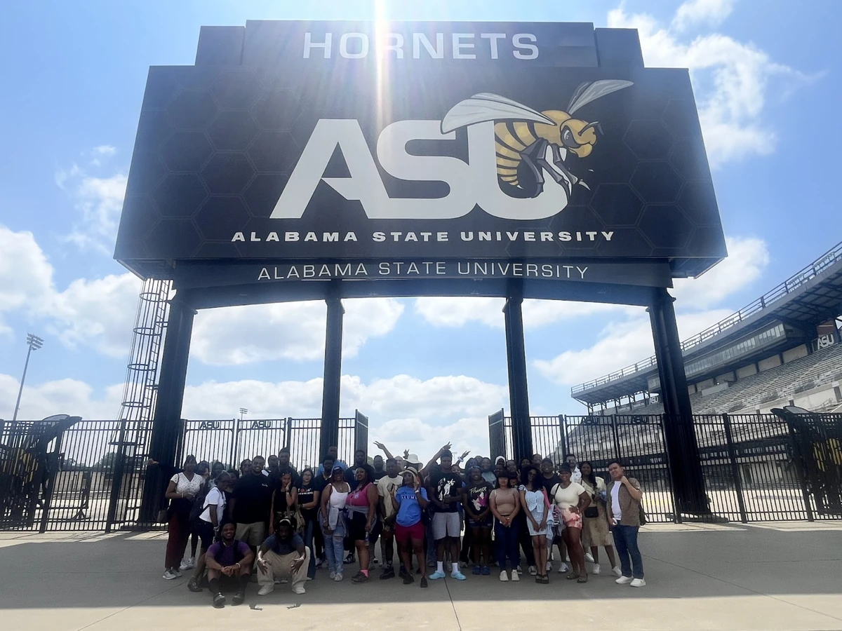 A large Landmark student group on an HBCU campus tour at Alabama State University