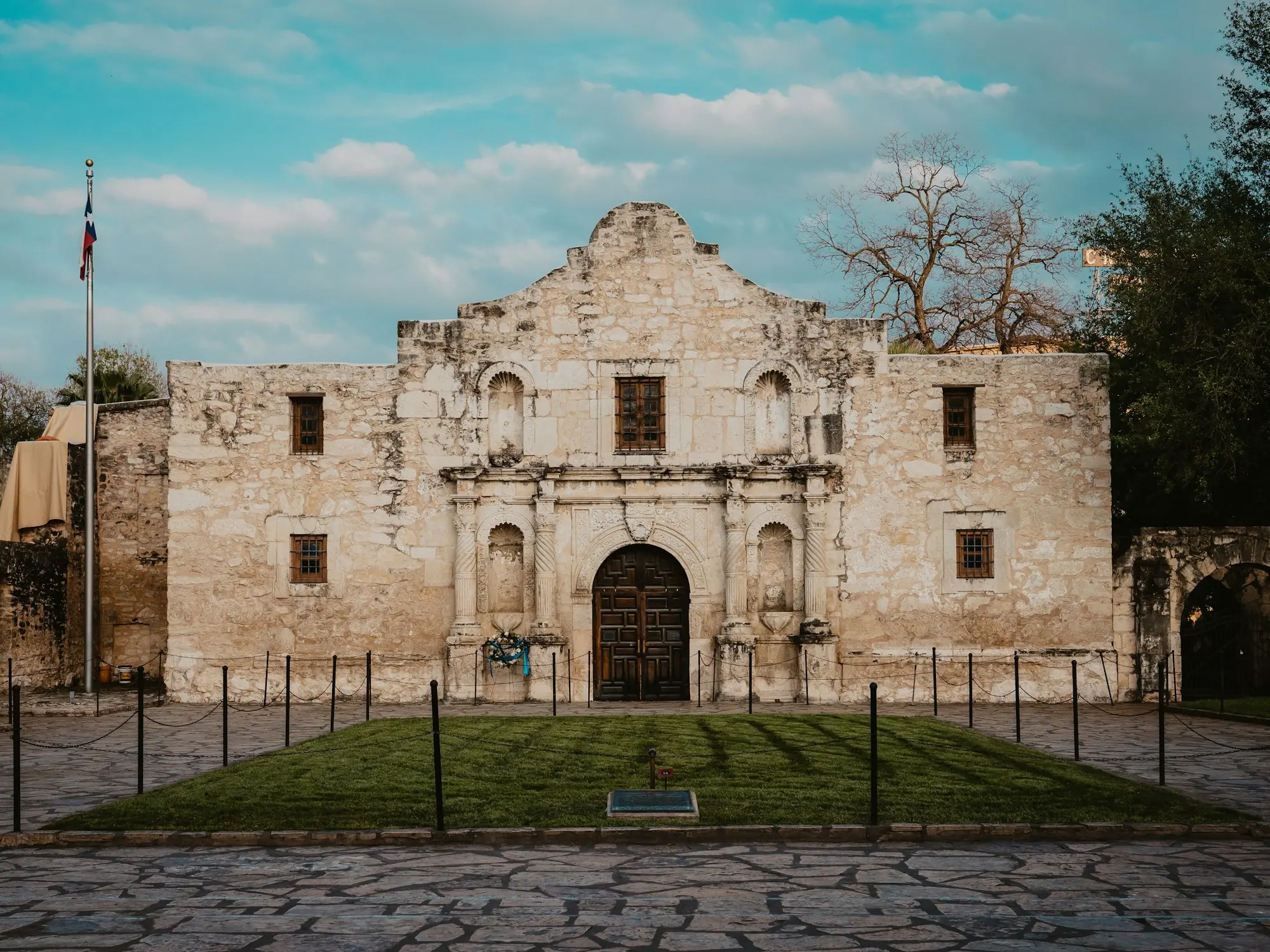 The Alamo in San Antonio, Texas, with the Texas flag flying beside it