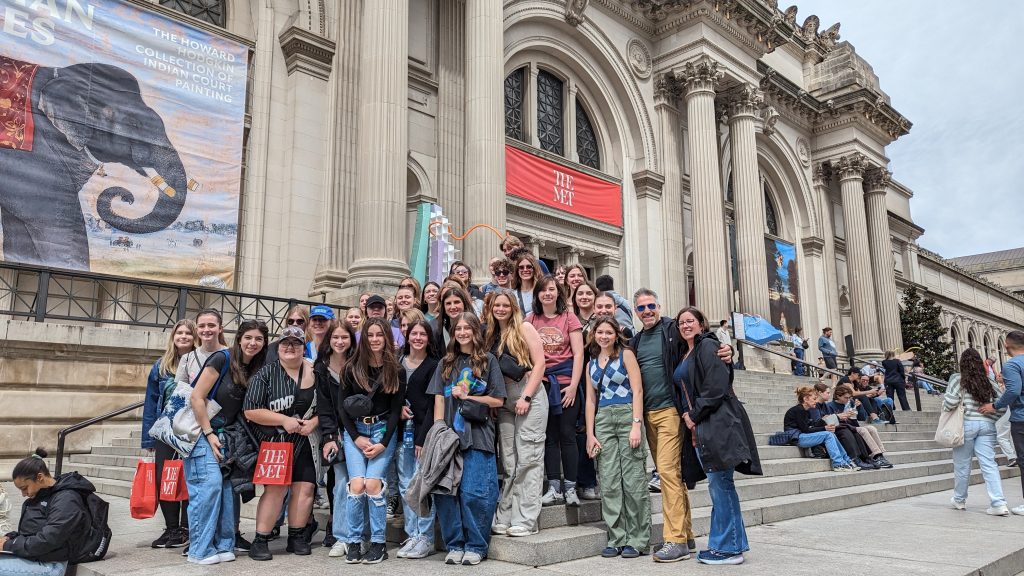 Group of students standing outside of the MET museum.