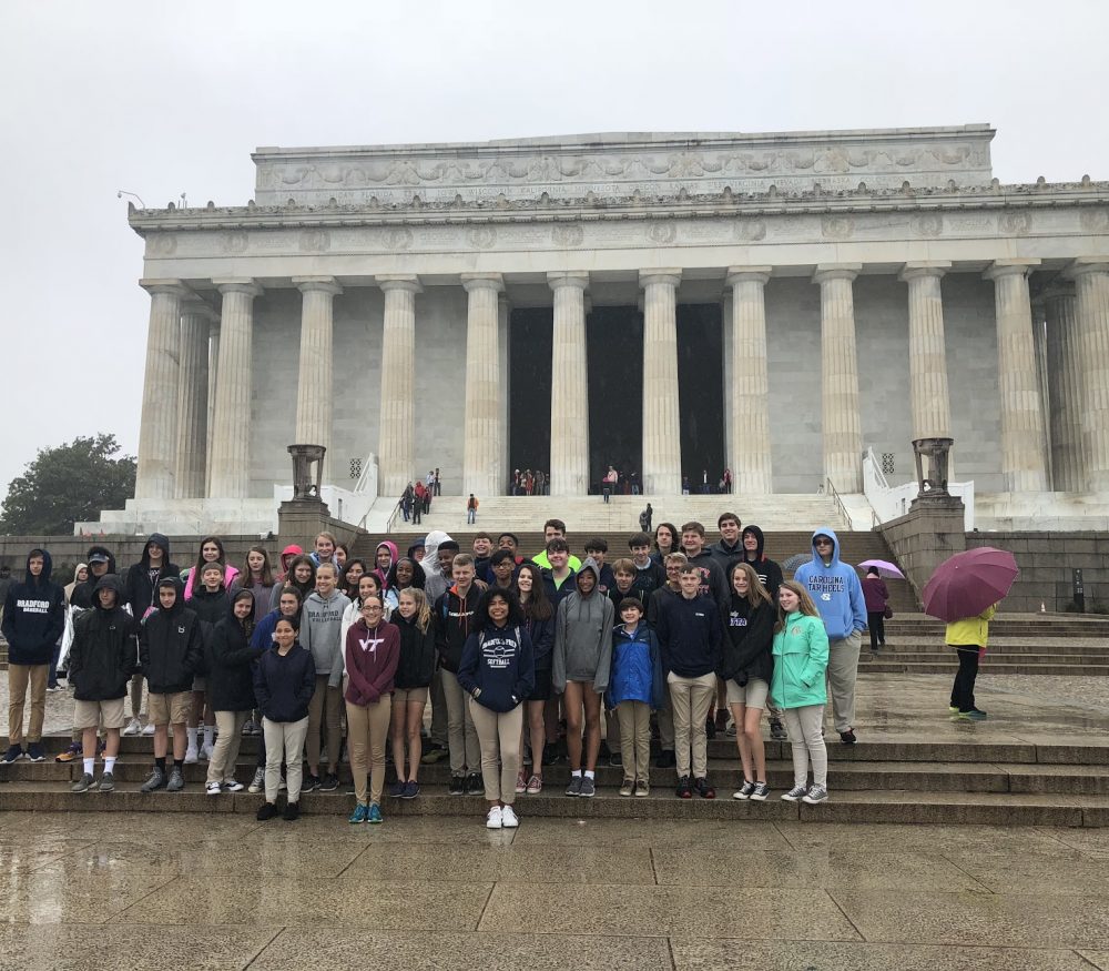 Students taking a group picture in front of the Lincoln Memorial